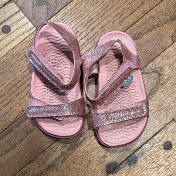 Native Sparkly Pink Kids Sandals - Picture 1 of 2